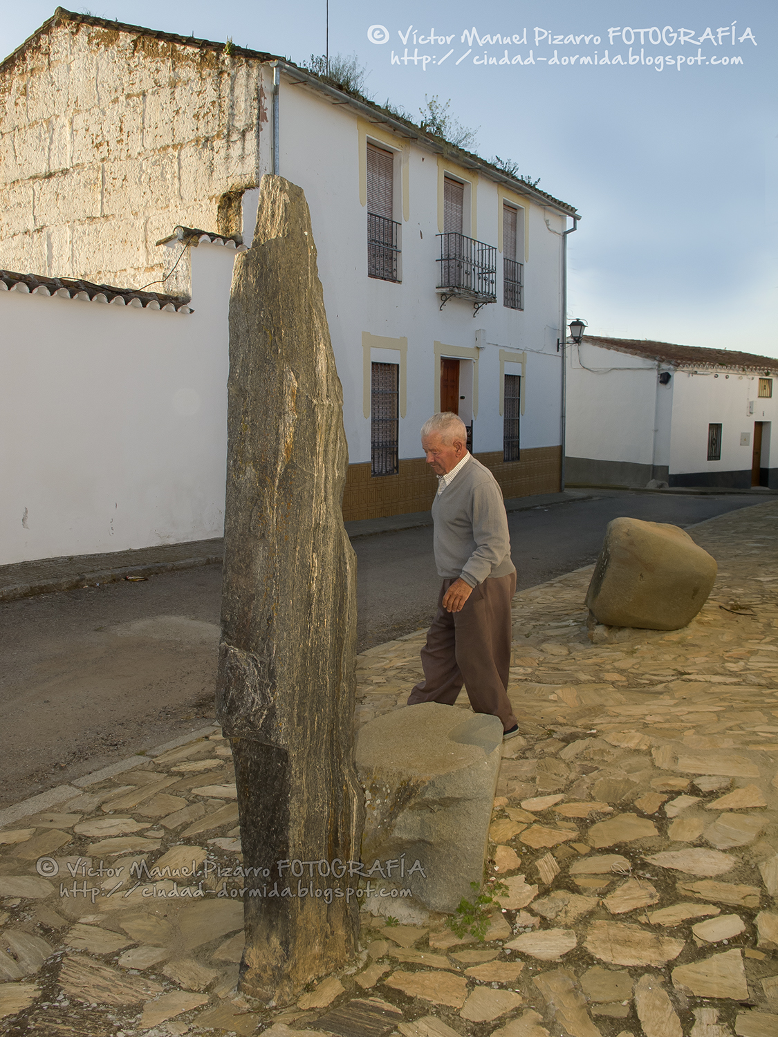 Menhir_La_Cardenchosa_Azuaga_Extremadura.jpg