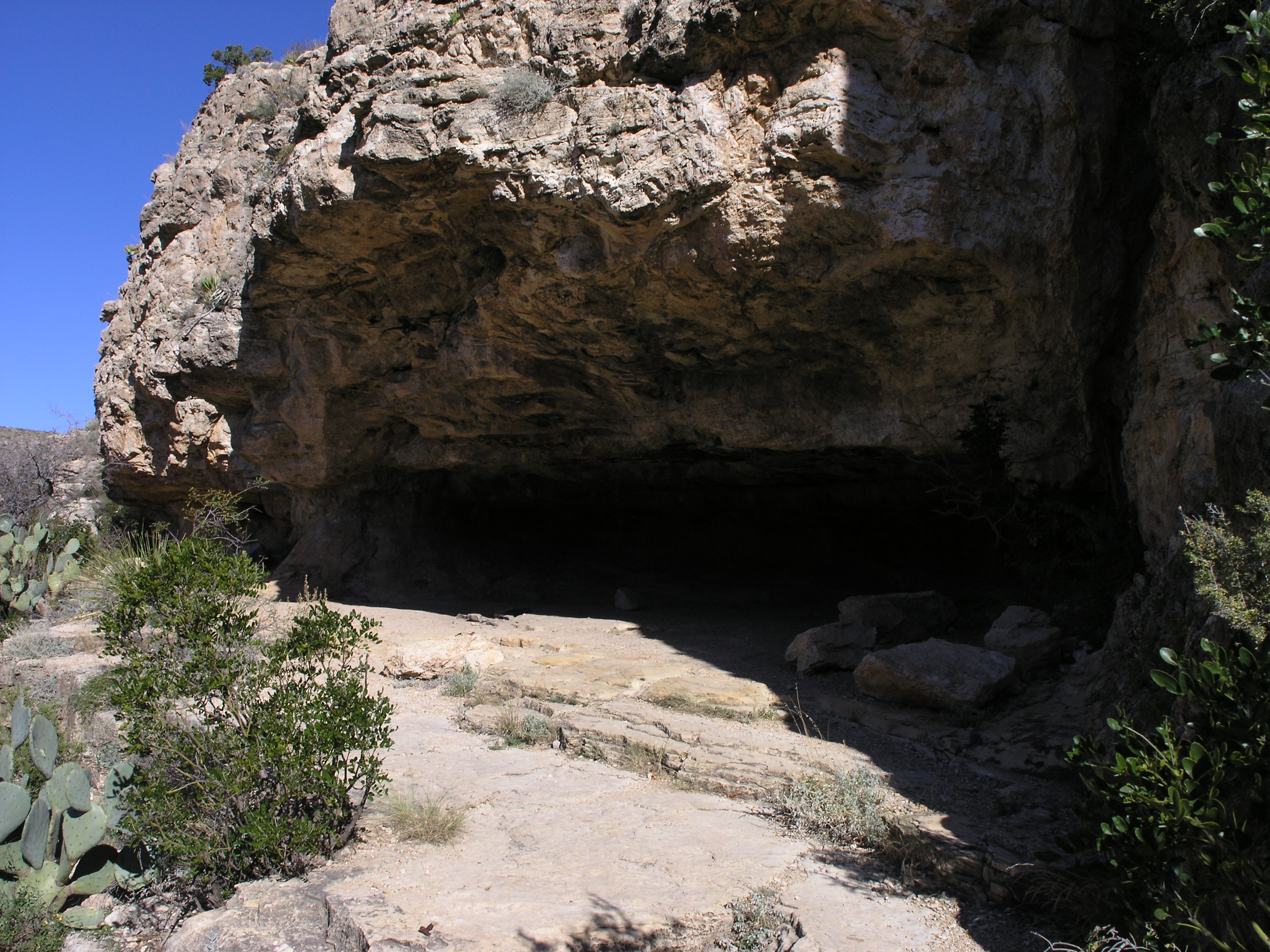 Indian_rock_shelter_in_Carlsbad_Caverns_National_Park.JPG