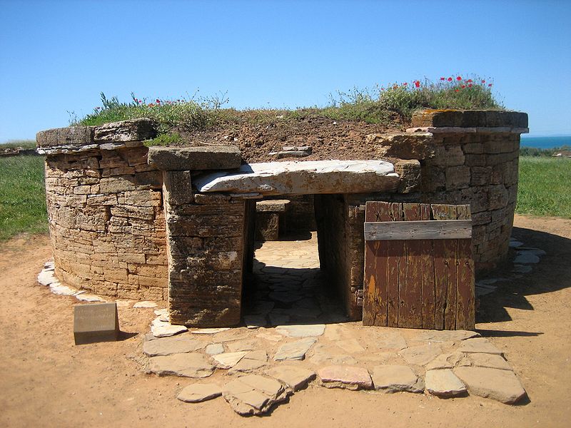 populonia_necropoli_di_san_cerbone_tumulus.jpg