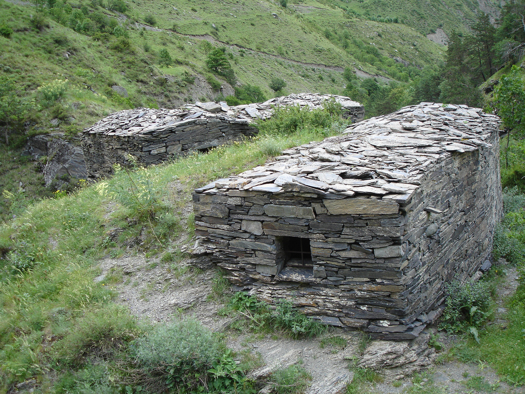 Grave_tombs_near_Shatili.jpg