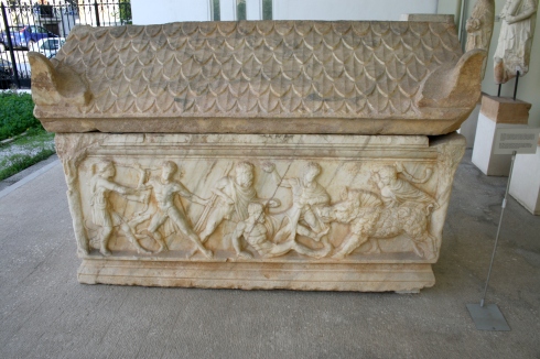 7759_-_piraeus_arch-_museum_athens_-_sarcophagus_with_calydonian_boar_hunt_-_photo_by_giovanni_dallort.jpg