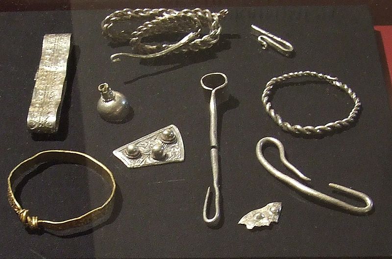 800px-Silver_and_gold_arm_neck_rings_brooch_fragments_york_hoard.JPG