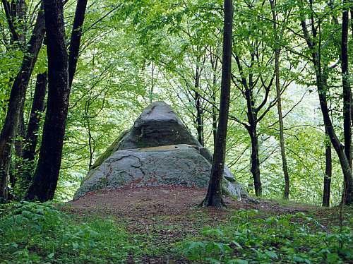 Dolmen_pyramid_in_Mamed_canyon.jpg