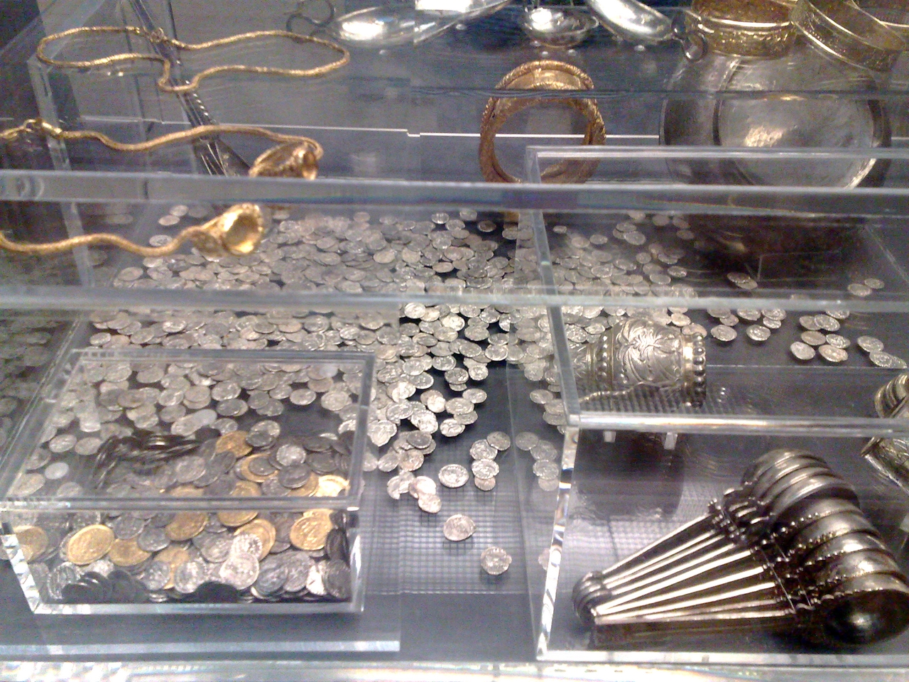 Hoxne_hoard_case.jpg