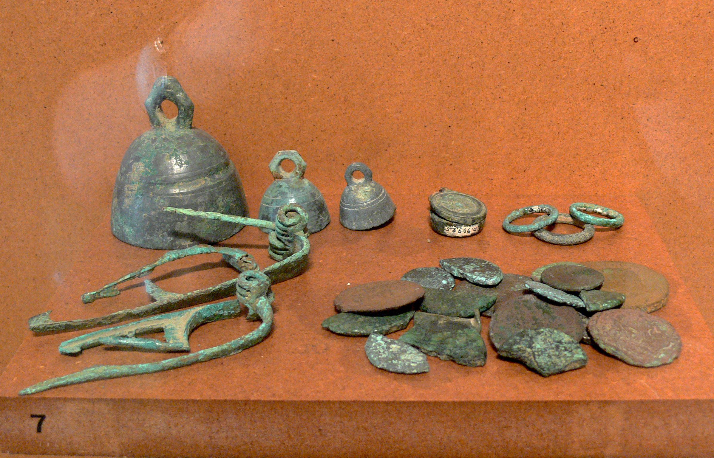 Bronze_artefacts_Montjustin.jpg