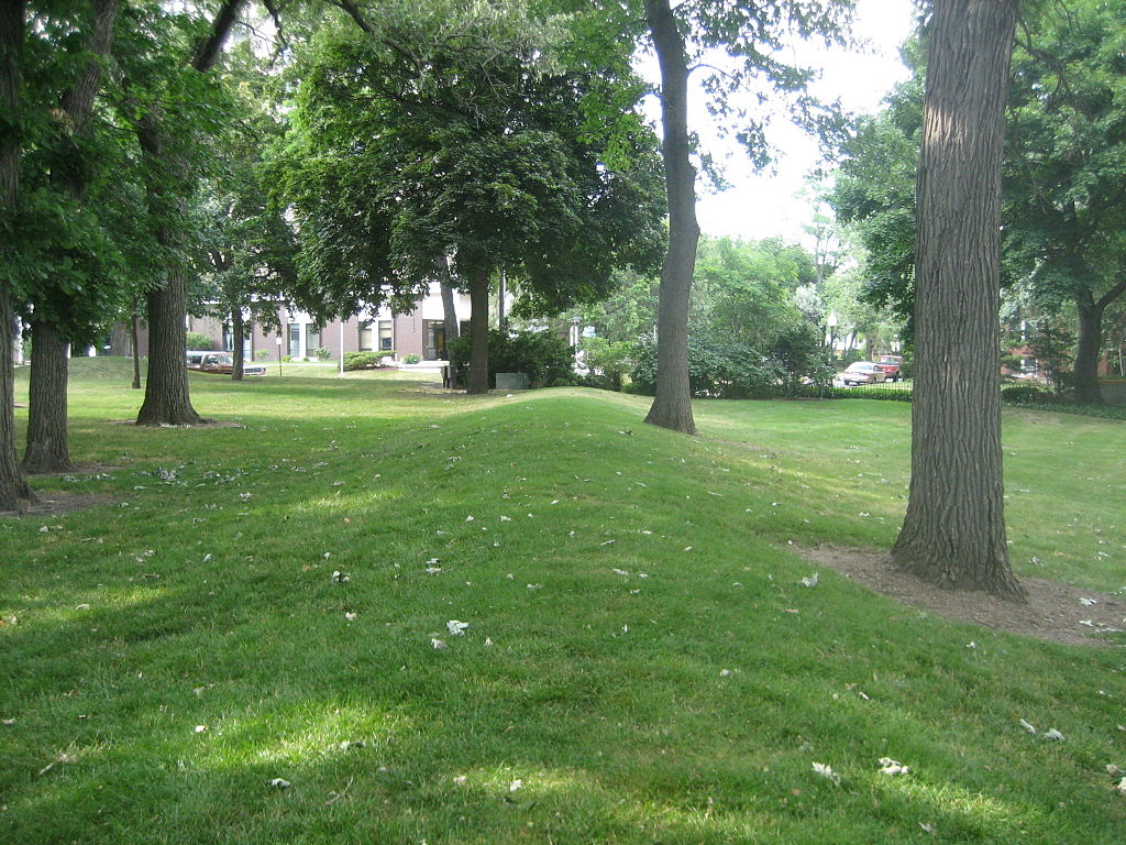 1024px-Rockford_Il_Beattie_Park_Mounds8.jpg