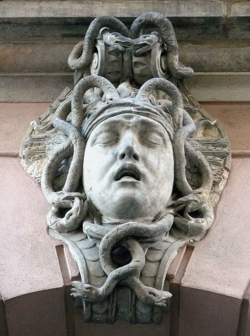 150520-Zeughaus_Berlin_Schlussstein_Medusa.jpg