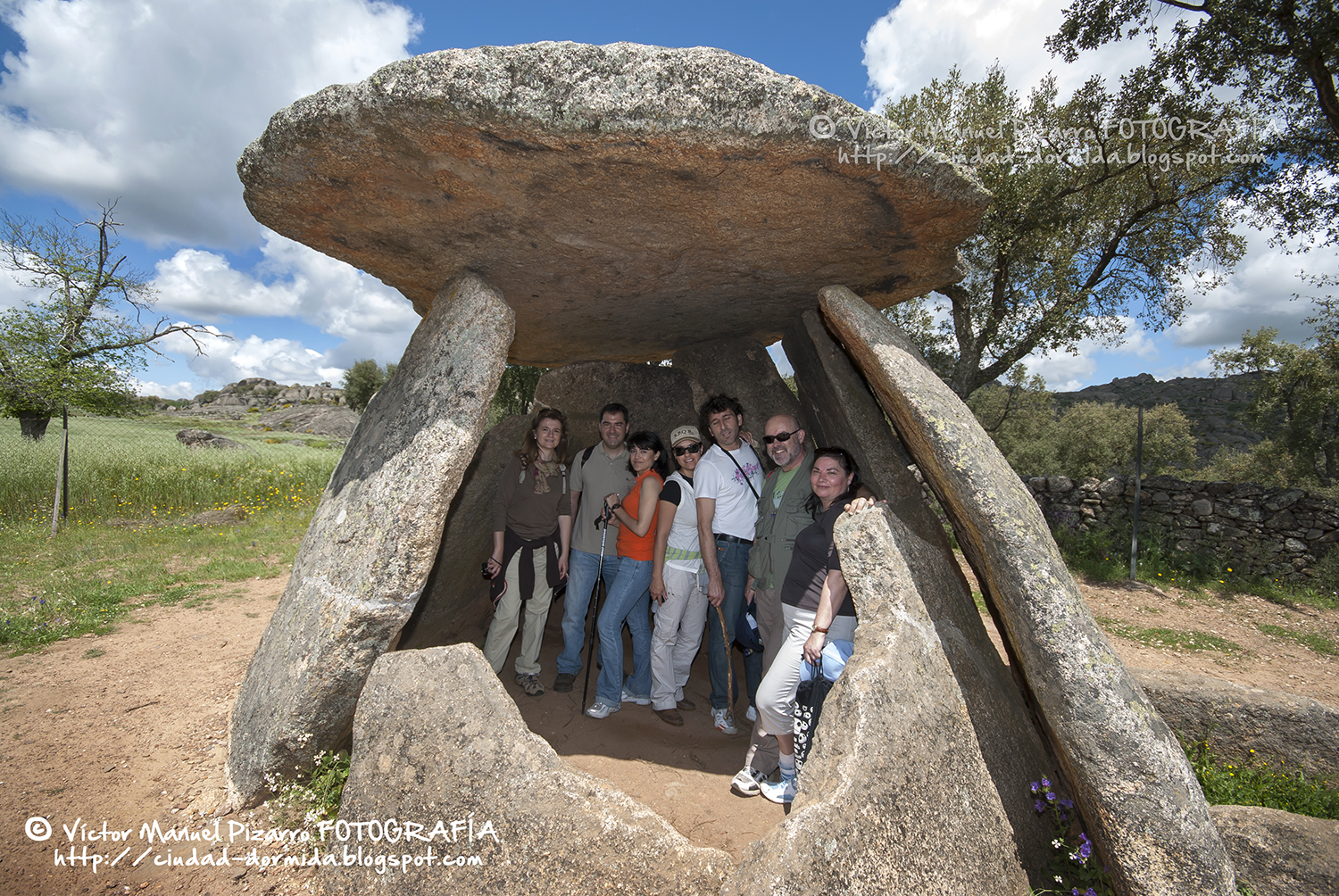 Dolmen_Mellizo_Valencia_Alca%CC%81ntara_Grupo.jpg