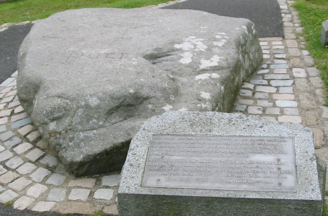 Saint_Patrick%2527s_grave_Downpatrick.jpg