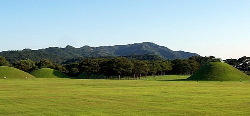 gyeongju-tumulus.jpg