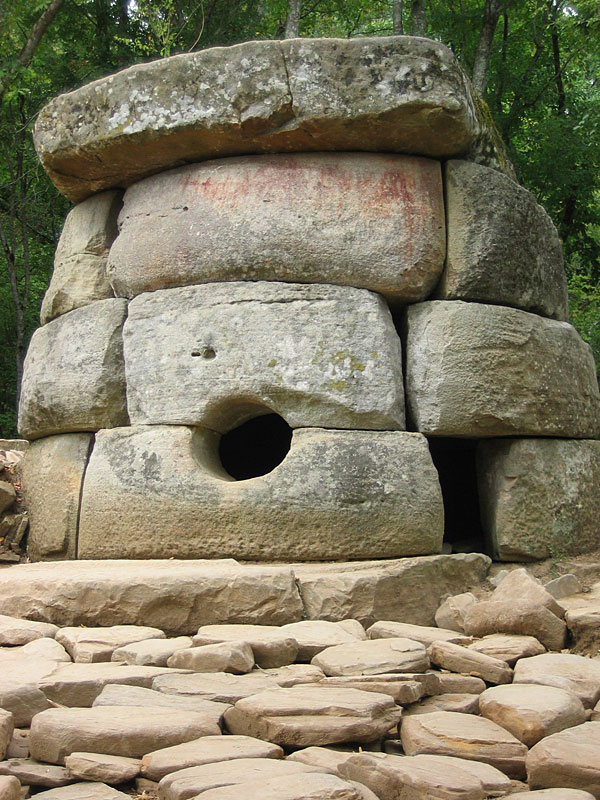 Dolmen_Russia_Kavkaz_Jane_1.jpg