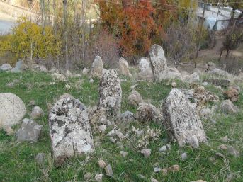 uzerinde-degisik-figurler-bulunan-mezar-taslari-merak-uyandiriyor-wrr.jpg