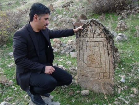 uzerinde-degisik-figurler-bulunan-mezar-taslari-merak-uyandiriyor-CHA-886042-4-t.jpg
